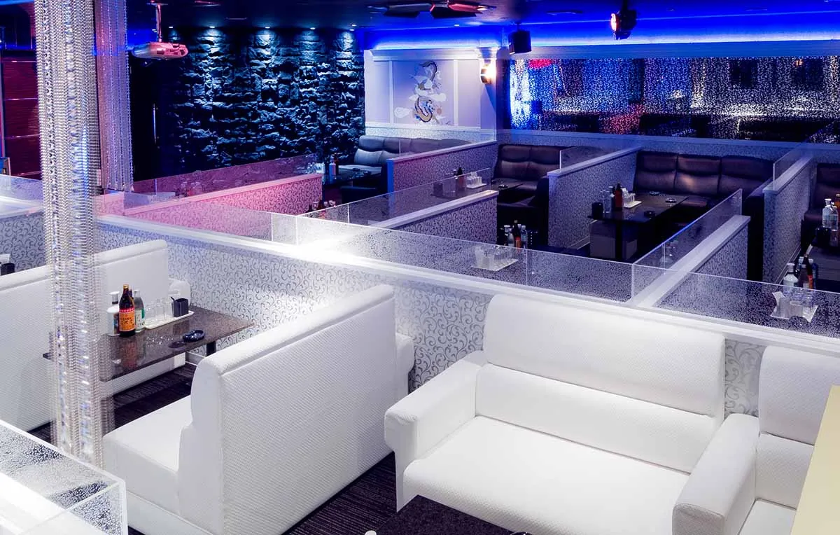 Club 星華の白いソファ席